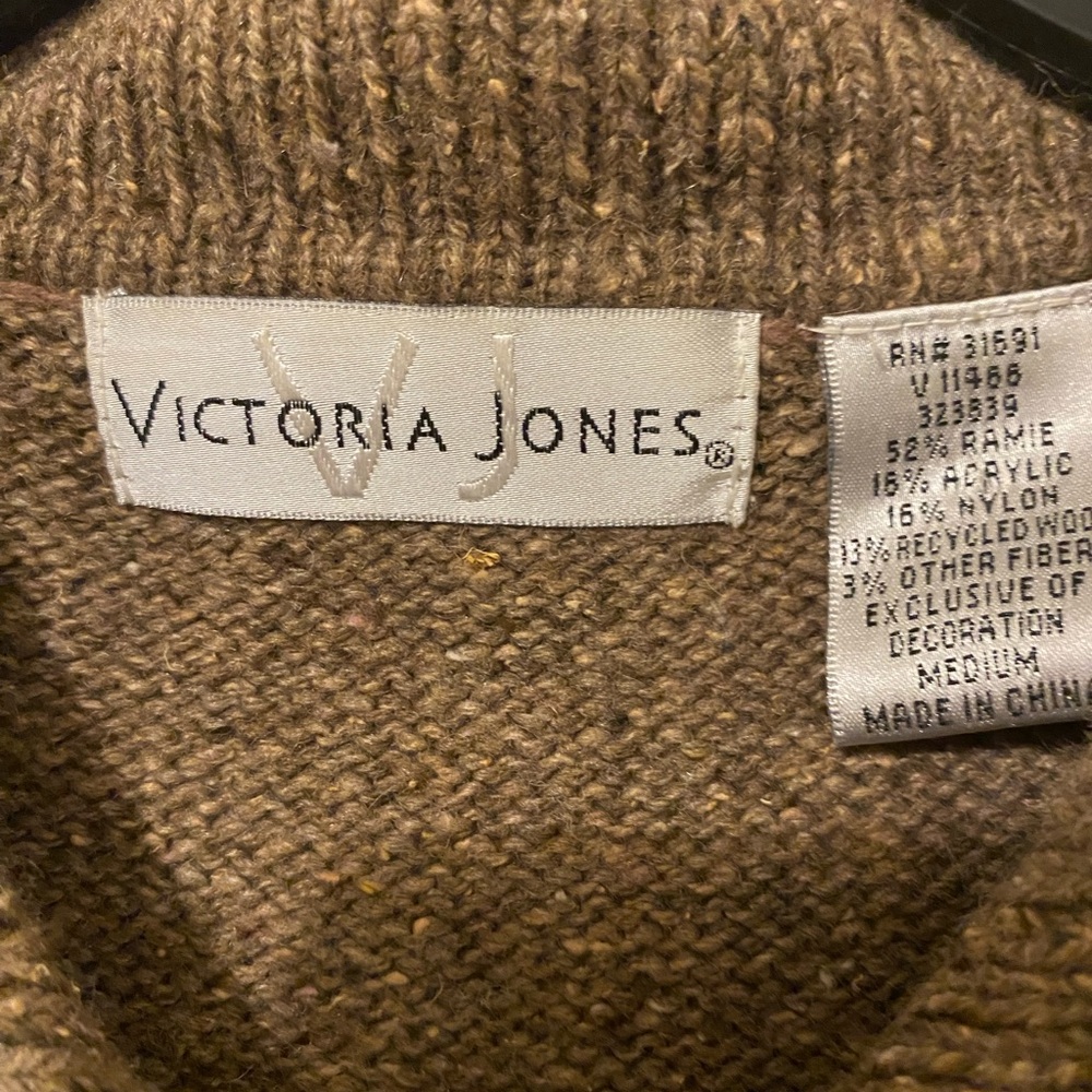 Victoria Jones - Picture 4 of 4